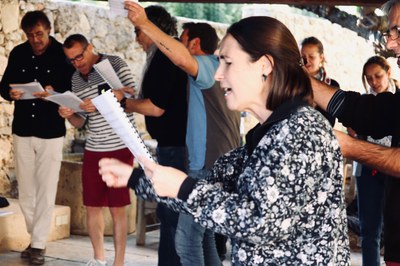 Hélène menant le chant © ALV