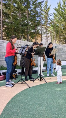 Les enfants sont curieux de l'instrument qu'ils découvrent